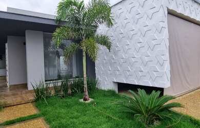 Imagem: A casa e possui 3 Dormitórios, 1 Banheiro, 2 Vagas na garagem