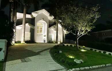 Imagem: A casa em condomínio possui 5 Dormitórios, 5 Banheiros, 4