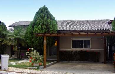 Imagem: A casa possui 4 Dormitórios, 5 Banheiros, 4 Vagas na garagem