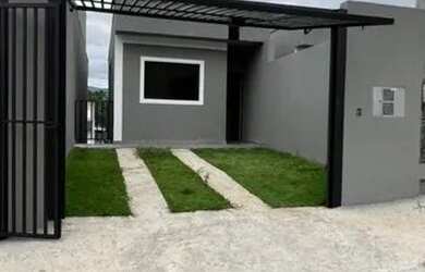 Imagem: A casa possui 2 Dormitórios, 1 Banheiro, 2 Vagas na garagem