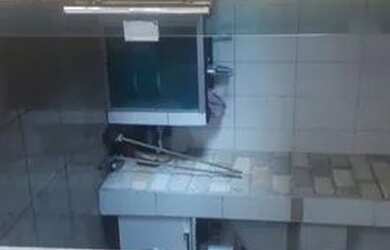 Imagem: A casa possui 2 Dormitórios, 1 Banheiro, 2 Vagas na garagem