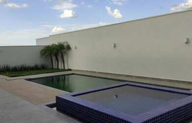 Imagem: A casa possui 3 Dormitórios, 3 Banheiros, 4 Vagas na garagem