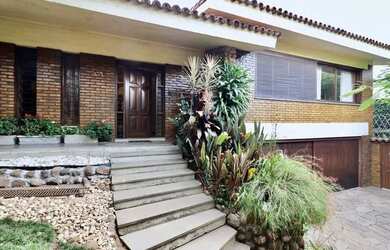 Imagem: A casa possui 3 Dormitórios, 5 Banheiros, 4 Vagas na garagem