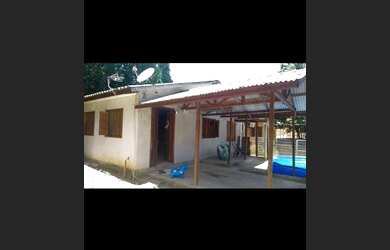 Imagem: A casa possui 2 Dormitórios, 1 Banheiro, 2 Vagas na garagem