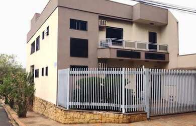 Imagem: A casa possui 5 Dormitórios, 5 Banheiros, 2 Vagas na garagem