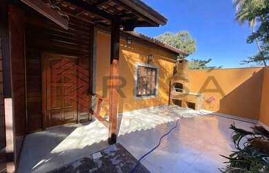 Imagem: A casa possui 3 Dormitórios, 1 Banheiro, 2 Vagas na garagem