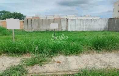 Imagem: O terreno possui 300m² de Área, Imóvel novo e está localizado