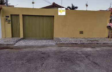 Imagem: A casa possui 3 Dormitórios, 2 Banheiros, 2 Vagas na garagem