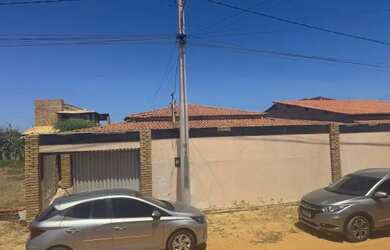 Imagem: A casa possui 4 Dormitórios, 3 Banheiros, 4 Vagas na garagem