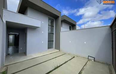 Imagem: A casa possui 3 Dormitórios, 2 Banheiros, 1 Vaga na garagem