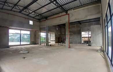 Imagem: O depósito possui 5 Vagas na garagem, 150m² de Área e está