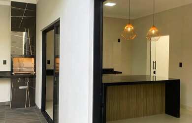 Imagem: A casa possui 3 Dormitórios, 2 Banheiros, 1 Vaga na garagem