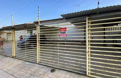 Imagem: A casa possui 2 Dormitórios, 1 Banheiro, 1 Vaga na garagem