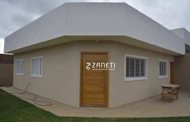 Imagem: A casa possui 3 Dormitórios, 2 Banheiros, 2 Vagas na garagem