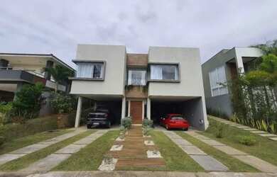 Imagem: A casa em condomínio e possui 3 Dormitórios, Suítes, 4 Banheiros