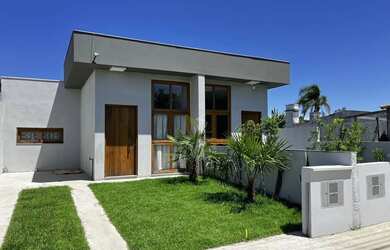 Imagem: A casa possui 3 Dormitórios, 2 Banheiros, 1 Vaga na garagem