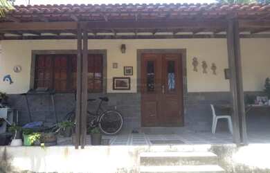 Imagem: A casa possui 3 Dormitórios, 1 Banheiro, 2 Vagas na garagem