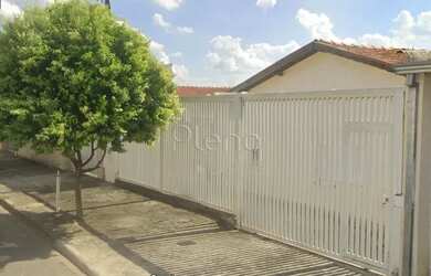 Imagem: A casa possui 3 Dormitórios, 2 Banheiros, 4 Vagas na garagem