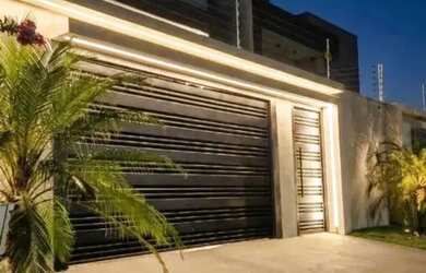 Imagem: A casa possui 4 Dormitórios, 4 Banheiros, 4 Vagas na garagem