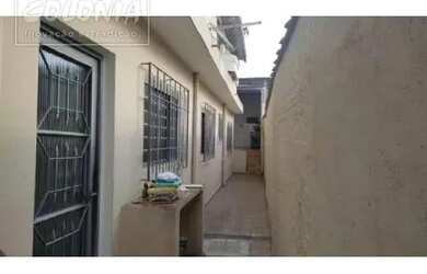 Imagem: A casa possui 4 Dormitórios, 2 Banheiros, 2 Vagas na garagem