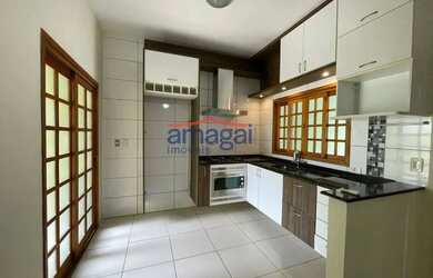 Imagem: A casa possui 3 Dormitórios, 2 Banheiros, 2 Vagas na garagem