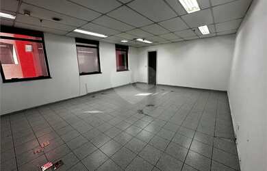 Imagem: O depósito possui 1 Vaga na garagem, 42m² de Área e está