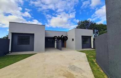 Imagem: A casa possui 2 Dormitórios, 1 Banheiro, 2 Vagas na garagem