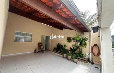 Imagem: A casa possui 3 Dormitórios, 1 Banheiro, 1 Vaga na garagem