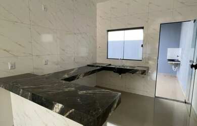 Imagem: A casa possui 2 Dormitórios, 2 Banheiros, 2 Vagas na garagem