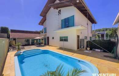 Imagem: A casa em condomínio possui 4 Dormitórios, 4 Banheiros, 4