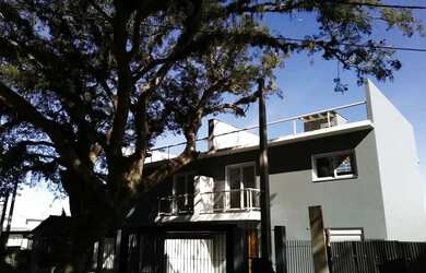 Imagem: A casa possui 3 Dormitórios, 3 Banheiros, 2 Vagas na garagem