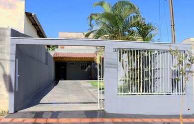 Imagem: A casa possui 2 Dormitórios, 2 Banheiros, 2 Vagas na garagem