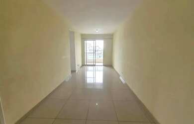 Imagem: O apartamento possui 3 Dormitórios, 1 Banheiro, 1 Vaga na garagem