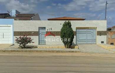 Imagem: A casa possui 4 Dormitórios, 3 Banheiros, 3 Vagas na garagem