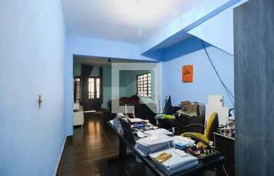 Imagem: A casa possui 4 Dormitórios, 3 Banheiros, 400m² de Área e