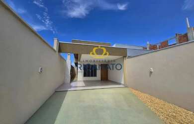 Imagem: A casa possui 3 Dormitórios, 2 Banheiros, 2 Vagas na garagem