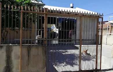 Imagem: A casa possui 3 Dormitórios, 2 Banheiros, 2 Vagas na garagem