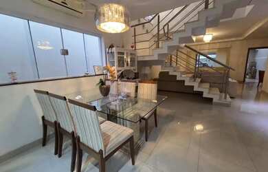 Imagem: A casa possui 3 Dormitórios, 4 Banheiros, 2 Vagas na garagem