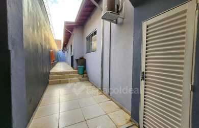 Imagem: A casa possui 2 Dormitórios, 2 Banheiros, 4 Vagas na garagem