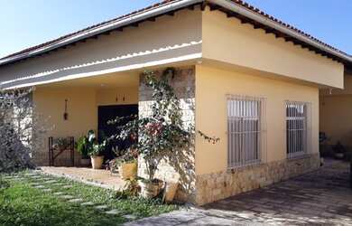 Imagem: A casa possui 4 Dormitórios, 3 Banheiros, 3 Vagas na garagem