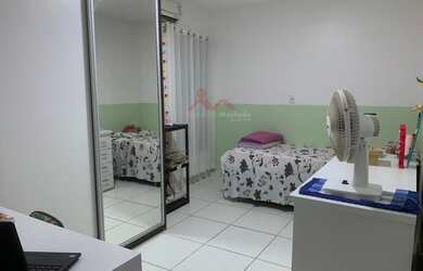 Imagem: A casa possui 3 Dormitórios, 2 Banheiros, 2 Vagas na garagem