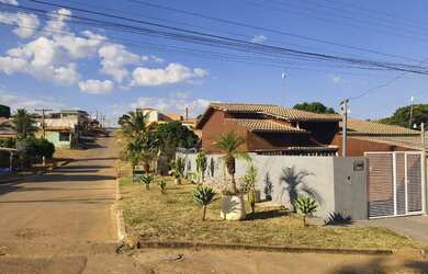 Imagem: A casa possui 2 Dormitórios, 1 Banheiro, 1 Vaga na garagem