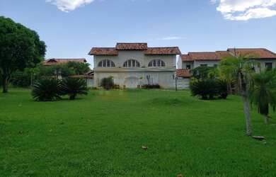 Imagem: A casa em condomínio possui 4 Dormitórios, 5 Banheiros, 2