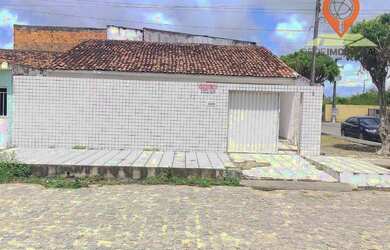 Imagem: A casa possui 3 Dormitórios, 2 Banheiros, 2 Vagas na garagem