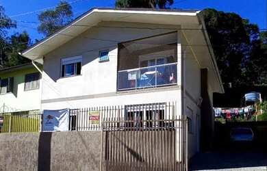 Imagem: A casa possui 4 Dormitórios, 2 Banheiros, 5 Vagas na garagem