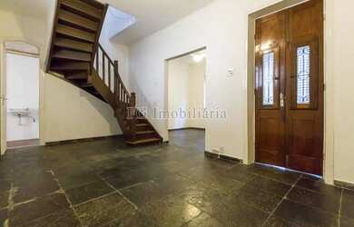 Imagem: A casa possui 3 Dormitórios, 2 Banheiros, 1 Vaga na garagem