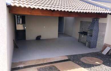 Imagem: A casa possui 2 Dormitórios, 2 Banheiros, 2 Vagas na garagem