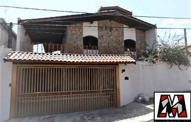 Imagem: A casa possui 3 Dormitórios, 4 Banheiros, 3 Vagas na garagem