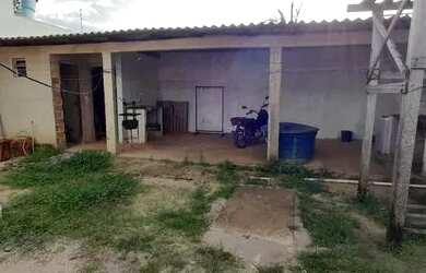 Imagem: A casa possui 3 Dormitórios, 2 Banheiros, 1 Vaga na garagem