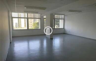 Imagem: O depósito possui 1 Vaga na garagem e 64m² de Área e está